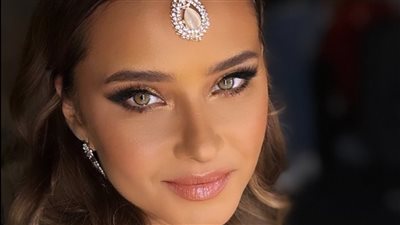 بإطلالة الأميرات.. نيللي كريم تفاجئ جمهورها