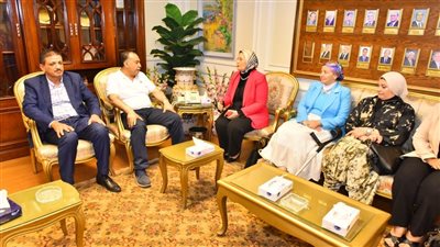 محافظ أسيوط يلتقى وفد المجلس القومى للمرأة بالمحافظة لمناقشة خطة المجلس وبرامج تنمية الأسرة المصرية