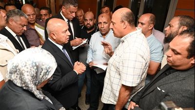 كامل الوزير يتفقد هيئة التنمية الصناعية ويشهد حصول المستثمرين على رخص التشغيل