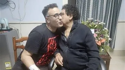 بعد تعرضة لذبحة صدرية.. محمد منير يزور محمد رحيم في المستشفى 