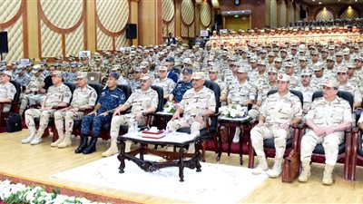 وزير الدفاع يلتقي رجال القوات المسلحة بالمنطقة الشمالية العسكرية وقيادة القوات البحرية