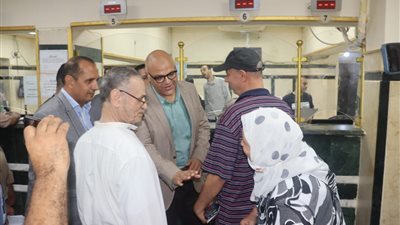 محافظ القليوبية يتفقد المركز التكنولوجي لخدمة المواطنين بمجلس مدينة بنها