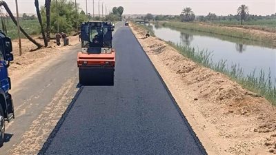 استكمال أعمال رصف طريق بلانة / كلابشة مع رصف موقف الغنيمية بإدفو