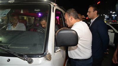محافظ أسيوط يجري جولة مسائية لمتابعة التزام سائقي التاكسي والسرفيس بالأجرة المحددة