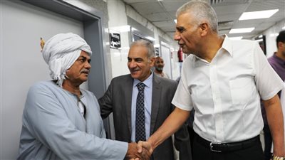محافظ أسوان يتفقد سير العمل بأقسام المستشفيات الجامعية