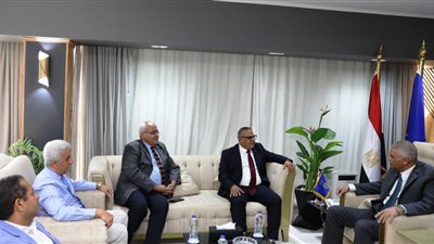 محافظ أسوان يستقبل وفد الكنيسة الإنجيلية لتقديم التهنئة