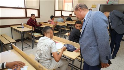 رئيس مياه أسيوط يتفقد لجنة اختبارات الالتحاق بالمدرسة الثانوية الفنية للمياه (صور)