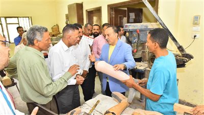 محافظ أسيوط يتفقد مصنع إنتاج الأطراف الصناعية ومركز تأهيل الفتيات المعوقات بمركز الفتح