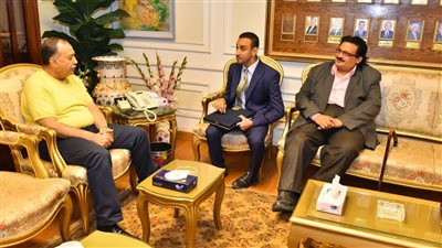 محافظ أسيوط يلتقى وفد قادرون باختلاف