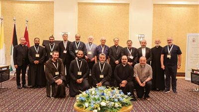 وفد الكنيسة الكاثوليكية يلتقط صورة تذكارية مع عميد محكمة الروتا الرومانيّة