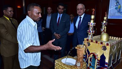  يحول بقايا الخشب إلى أشكال فنيه.. مواطن يعرض موهبته على محافظ الأقصر