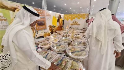 طفلة كفيفة تُبهر زوار مهرجان العسل بالعزف على الناي