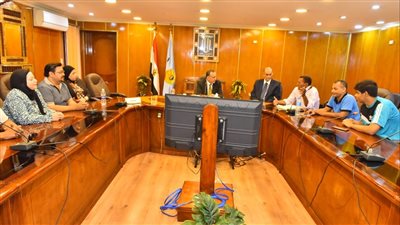 محافظ أسيوط يلتقي بعض الأشخاص من ذوي الهمم 