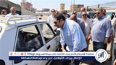نائب محافظ بني سويف يستوقف سيارات التاكسي لمتابعة الإلتزام بالتعريفة