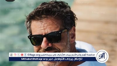 طارق صبري في إطلالة صيفية على البحر