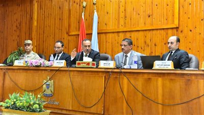 محافظ أسيوط يلتقي رؤساء المراكز والأحياء 