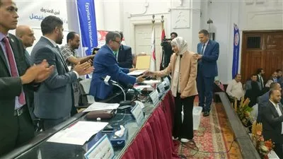 “البيطريين” تكرم طبيبتين بعد توصلهما لتشخيص مبكر وعلاج لسرطان الثدي والرئة دون كيماوي