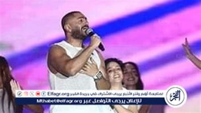 بالرغم من عدم طرحها..تامر حسني يختتم حفل مهرجان العلمين بـ أغنية 