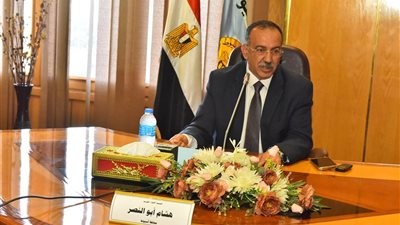 محافظ أسيوط يوجه بتمهيد وتسوية طريق نزلة قرية المعابدة من محور منفلوط بمركز أبنوب  