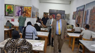 رئيس جامعة الأقصر يتفقد امتحانات القدرات بكلية الفنون الجميلة