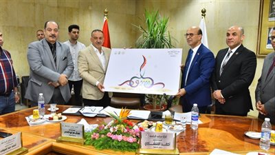 أبوالنصر يتسلم ملف وشعار الهوية البصرية للمحافظة ويشيد بدور جامعة أسيوط