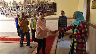 في أول يوم عمل لها.. العاملون في جامعة الأقصر يستقبلون الدكتورة صابرين عبد الجليل