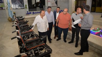 محافظ أسيوط يتسلم 10 كراسي كهربائية لتوزيعهم على المستحقين من ذوي الهمم  