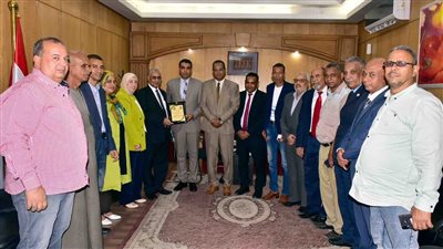  محافظ الأقصر يستقبل وفد الاتحاد المحلي لنقابات عمال محافظتي الأقصر وقنا