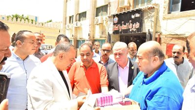 محافظ أسيوط يشهد تسليم شحنة جديدة من المستلزمات الطبية