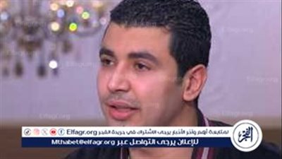 محمد أنور يؤدي مناسك العمرة عن المنتج الراحل تامر فتحي