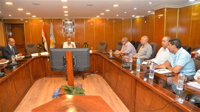 محافظ أسيوط يجتمع مع رؤساء المراكز والأحياء لمتابعة الاستعداد لاحتفالات مولد السيدة العذراء بدرنكة 