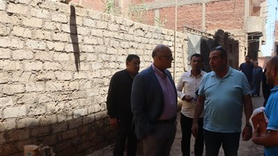 محافظ القليوبية يستجيب لشكوى أحد المواطنين ويصطحبه إلى بلدته بقرية العبادلة