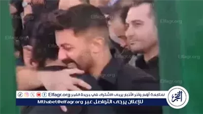 بملامح الحزن.. إسلام جمال يساند أحمد عصام في عزاء والدته