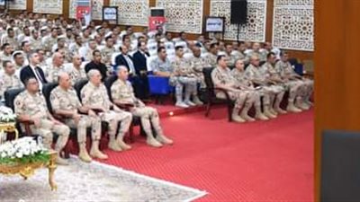 وزير الدفاع يلتقي بعدد من رجال القوات المسلحة بالمنطقة الغربية العسكرية