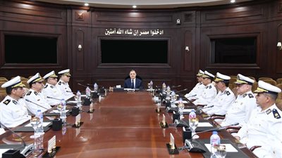عبر الفيديو كونفرانس.. وزير الداخلية يجتمع مع مساعديه لمراجعة الخطط الأمنية