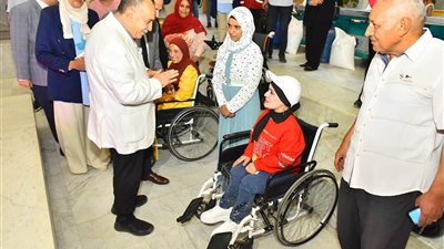محافظ أسيوط يسلم 32 مشروعًا وكرسي متحرك للأسر الأولى بالرعاية وذوي الهمم