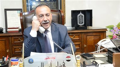 محافظ أسيوط يجرى اتصالا هاتفيا بأوائل الثانوية العامة على مستوى الجمهورية من أبناء المحافظة 