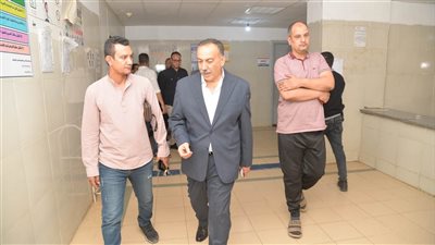 محافظ أسيوط يفاجئ مستشفى الغنايم المركزي ويحيل ممرضين للتحقيق