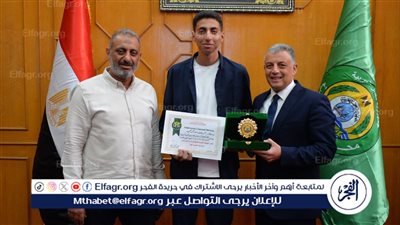 محافظ الإسماعيلية يكرم أوائل الثانوية العامة على مستوى الجمهورية من أبناء المحافظة