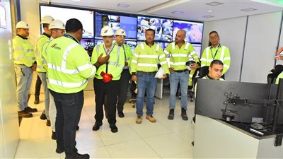 محافظ أسيوط ورئيس مجلس إدارة سيمكس يتفقدان خطوط الإنتاج والورش بمصنع الأسمنت 