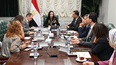 وزيرة التضامن تستعرض برامج التمكين الاقتصادى للمرأة وإعداد كوادر تدريبية على التسويق