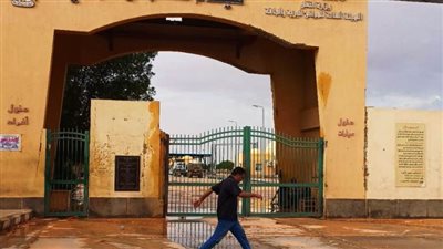 عقب إستقرار موجه الأمطار والسيول.. محافظ أسوان يتابع شفط كافة مياه السيول من ميناء قسطل البرى