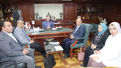 محافظ بني سويف ورئيس جهاز تنظيم ادارة المخلفات يناقشان سبل التعاون