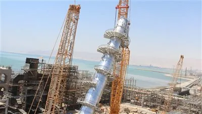 رفع برج بوزن 330 طن بمشروع التفحيم بشركة السويس لتصنيع البترول