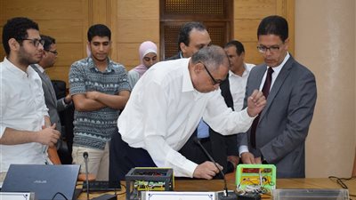 طلاب جامعة بنها يبتكرون جهازا لتسجيل حضور وغياب الطلاب في الكليات