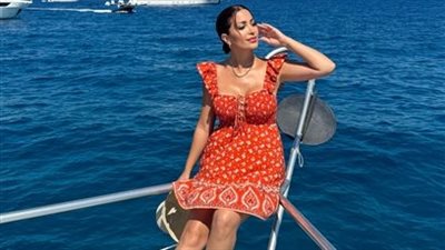 رحلة فرنسا.. نسرين طافش تخطف الأنظار باللون الأحمر 