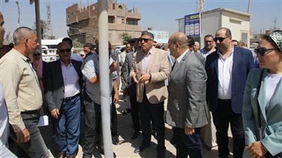 محافظ الجيزة يتفقد انتظام العمل داخل عدد من مواقف السرفيس الحضارية بالصف