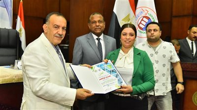 محافظ أسيوط يسلم عقود 26 ورشة بمجمع الصناعات الصغيرة للمنتفعين من الشباب بالغرفة التجارية