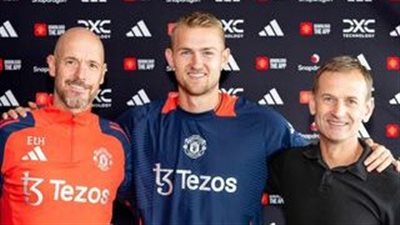 ما سبب انضمام دي ليخت إلى مانشستر يونايتد هذا الصيف ؟.. وكيلة اللاعب تجيب 