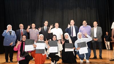 محافظ أسيوط يشهد حفل ختام الأنشطة ويكرم أوائل الشهادات بمختلف المراحل الدراسية